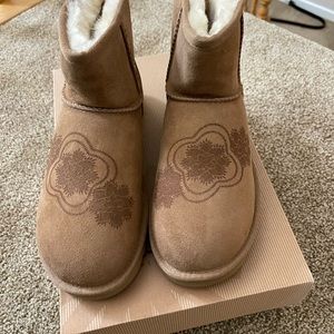 Brand New UGG Women's Classic Mini Boots - Chestnut